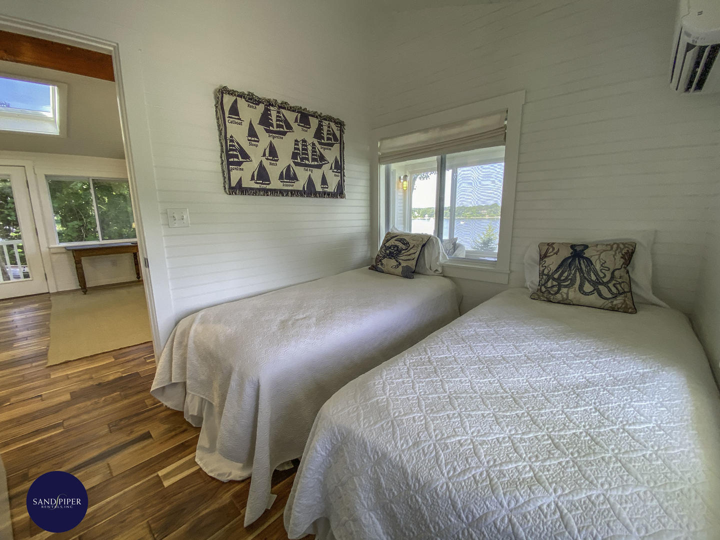 Cape Cod Home 995329