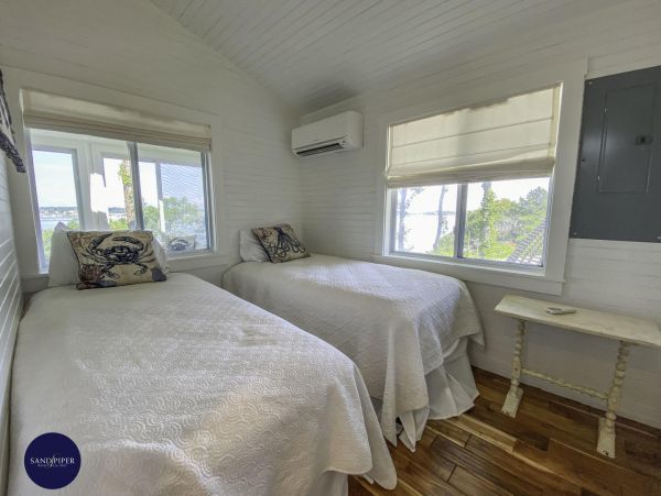 Cape Cod Home 995329