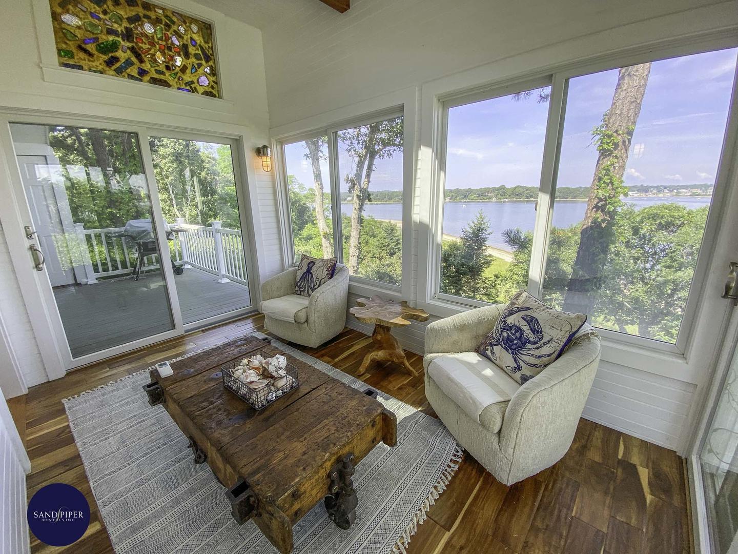 Cape Cod Home 995329