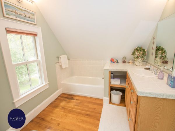 Cape Cod Home 995334