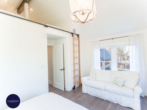 Cape Cod Home 995339