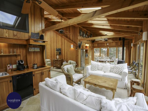 Cape Cod Home 995341