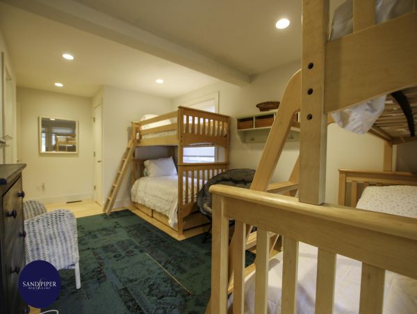 Cape Cod Home 995341