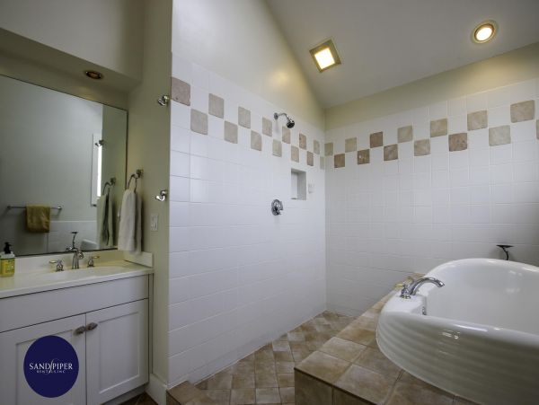 Cape Cod Home 995341
