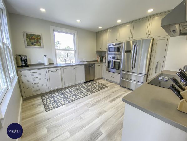 Cape Cod Home 995342