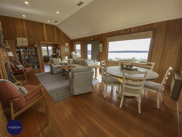Cape Cod Home 995342