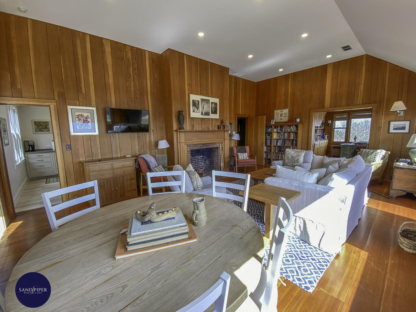 Cape Cod Home 995342