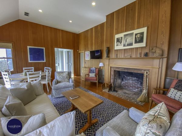 Cape Cod Home 995342