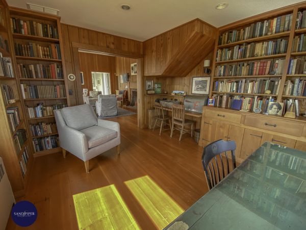 Cape Cod Home 995342
