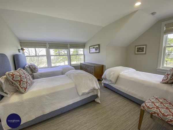 Cape Cod Home 995342