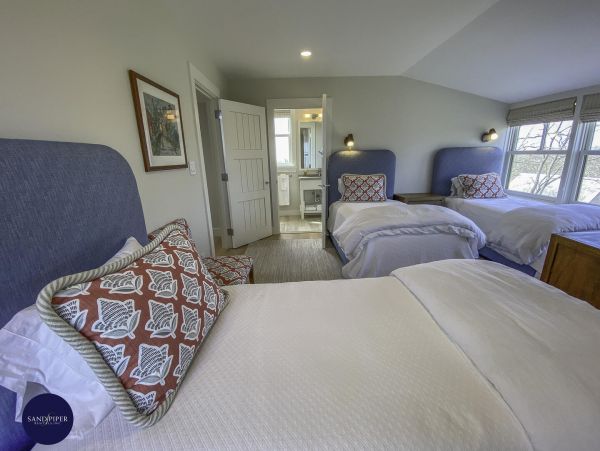 Cape Cod Home 995342