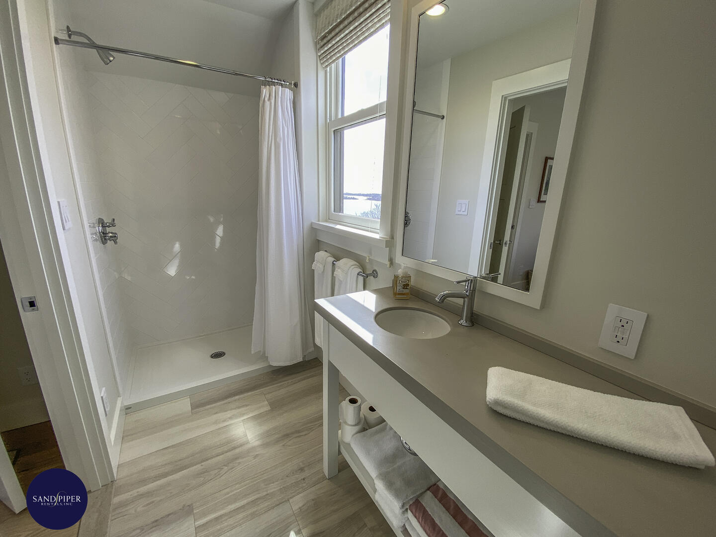Cape Cod Home 995342