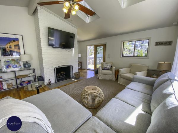 Cape Cod Home 995343