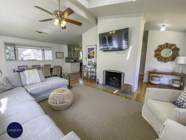 Cape Cod Home 995343