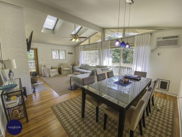 Cape Cod Home 995343