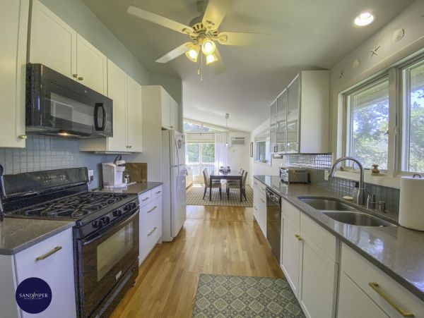 Cape Cod Home 995343