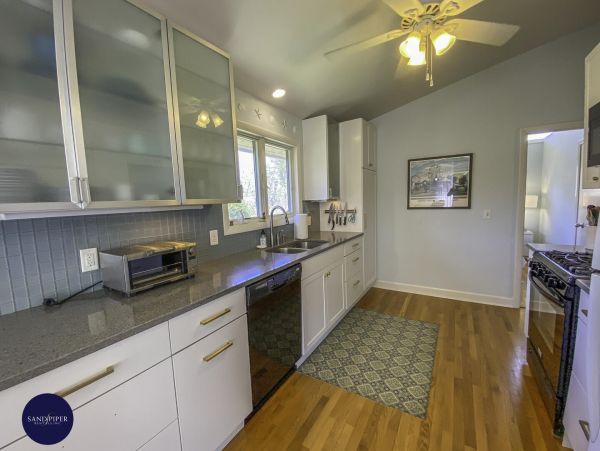 Cape Cod Home 995343