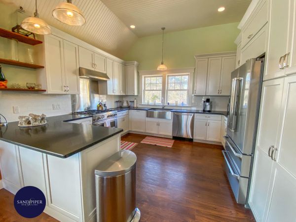 Cape Cod Home 995344
