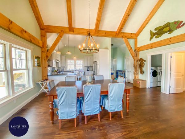 Cape Cod Home 995344