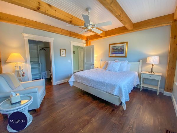 Cape Cod Home 995344