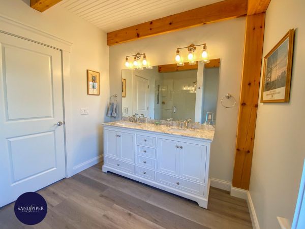 Cape Cod Home 995344