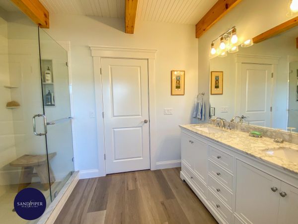 Cape Cod Home 995344