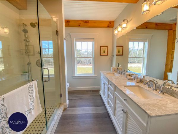 Cape Cod Home 995344