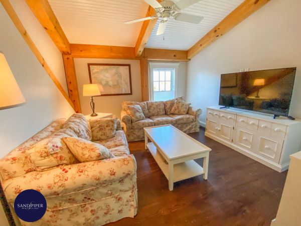 Cape Cod Home 995344