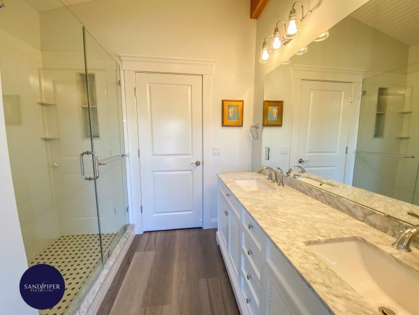 Cape Cod Home 995344