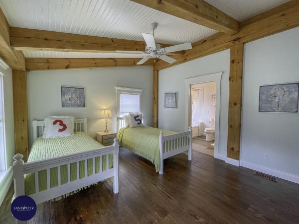 Cape Cod Home 995344
