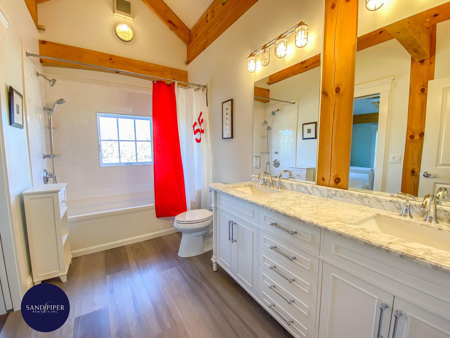 Cape Cod Home 995344
