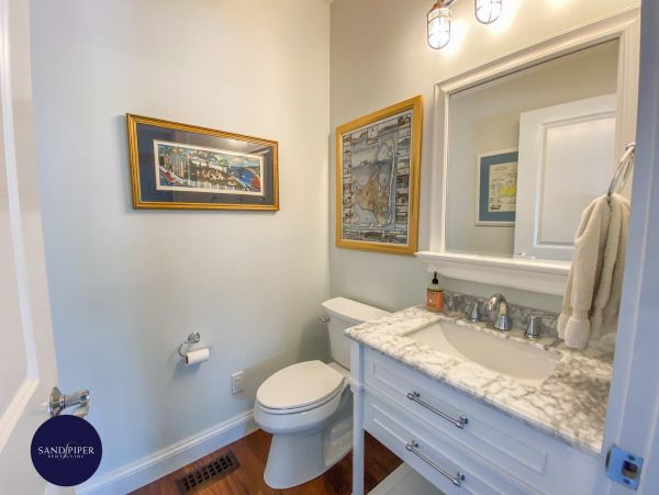 Cape Cod Home 995344