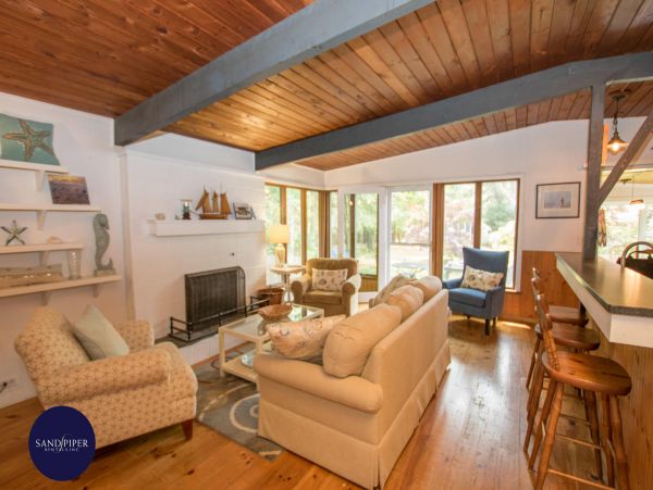 Cape Cod Home 995345
