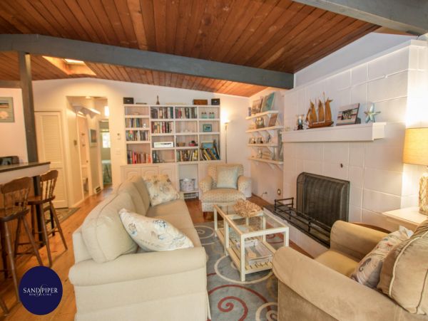 Cape Cod Home 995345
