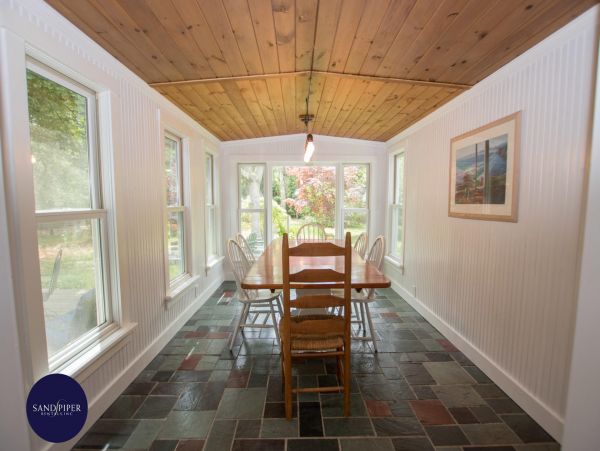 Cape Cod Home 995345