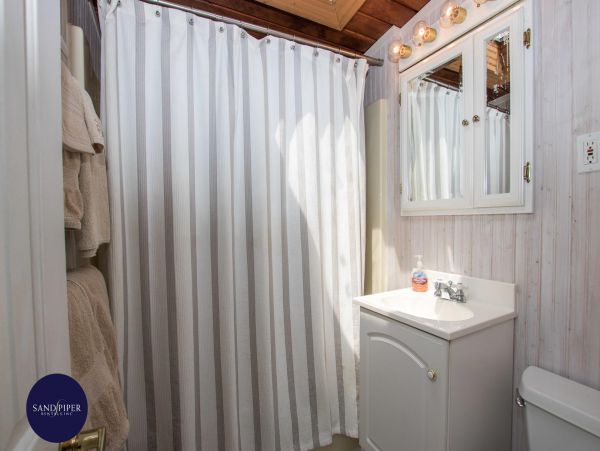 Cape Cod Home 995345
