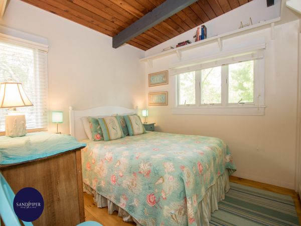 Cape Cod Home 995345