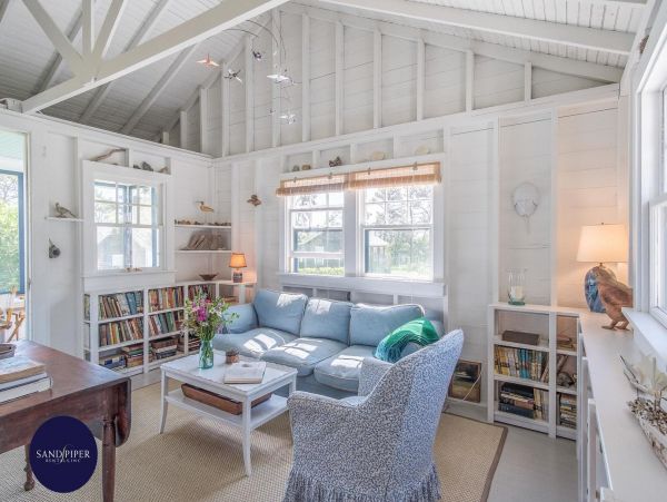 Cape Cod Home 995347