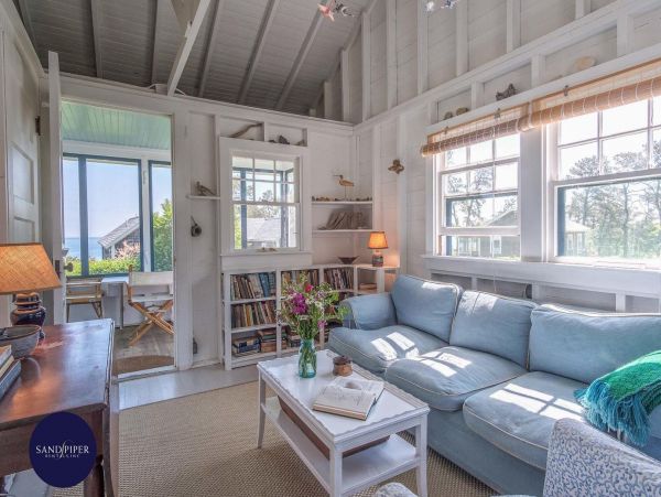 Cape Cod Home 995347