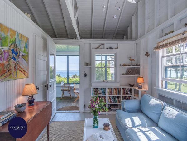 Cape Cod Home 995347