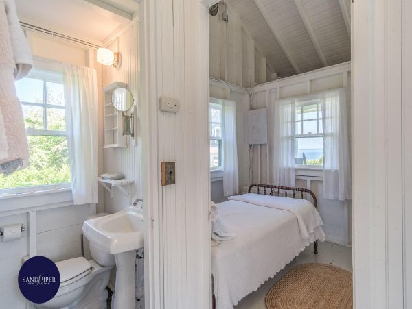 Cape Cod Home 995347