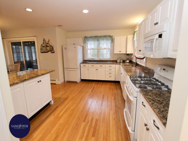 Cape Cod Home 995348