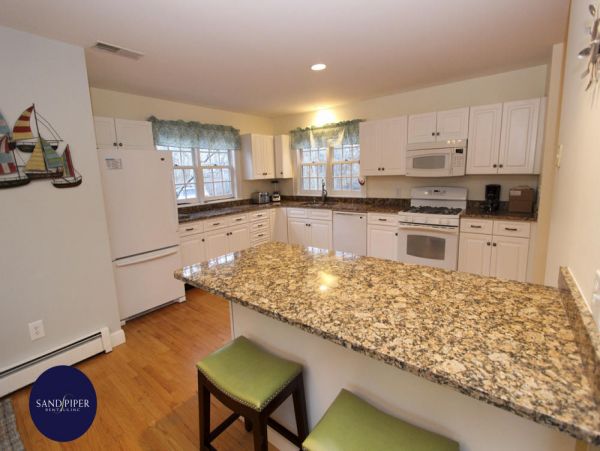 Cape Cod Home 995348