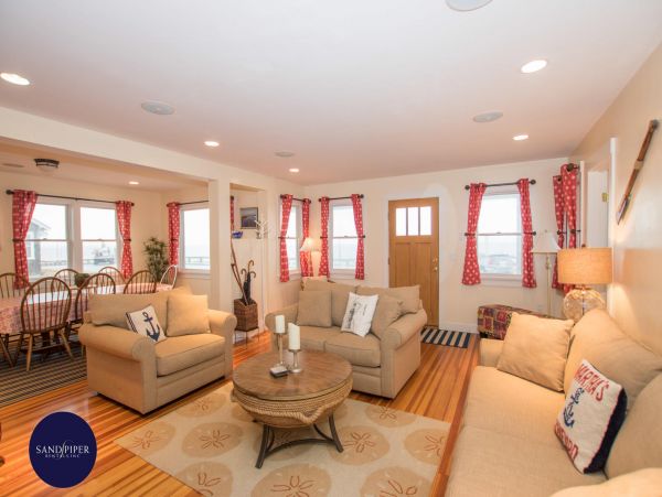 Cape Cod Home 995350
