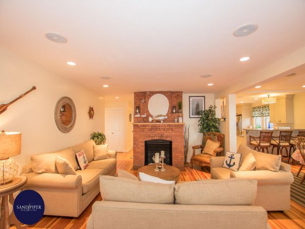 Cape Cod Home 995350