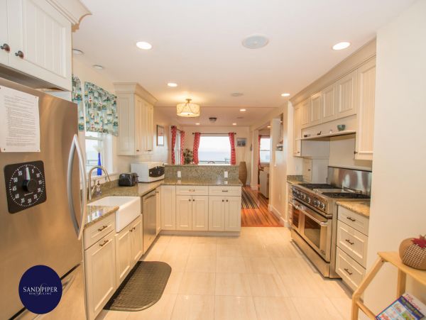 Cape Cod Home 995350