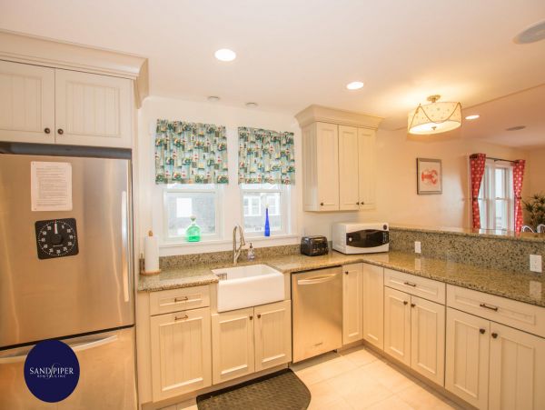Cape Cod Home 995350
