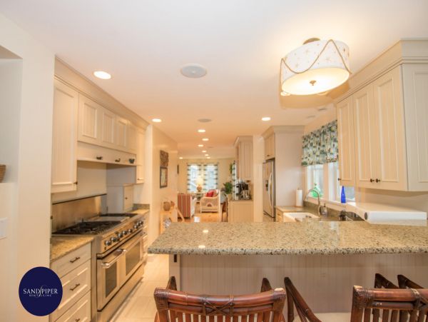 Cape Cod Home 995350