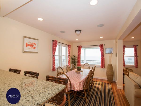 Cape Cod Home 995350