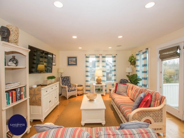 Cape Cod Home 995350